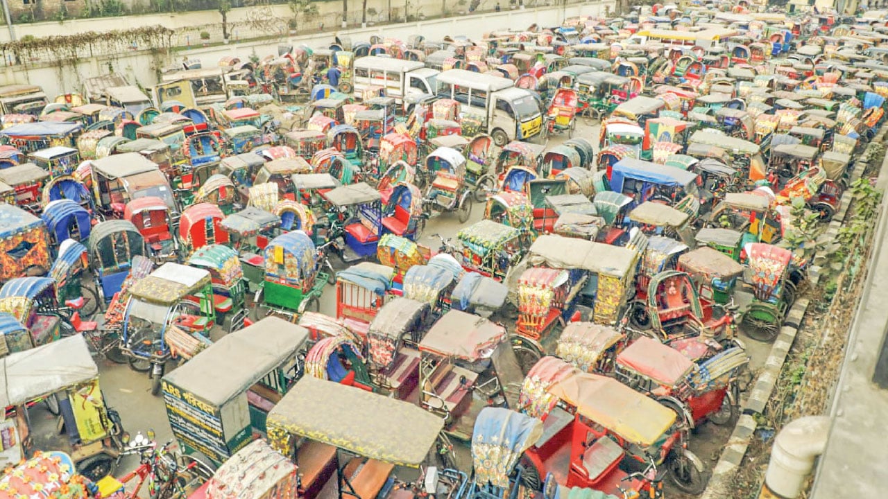 রাজধানীতে আতঙ্কের নাম ব্যাটারিচালিত রিকশা
