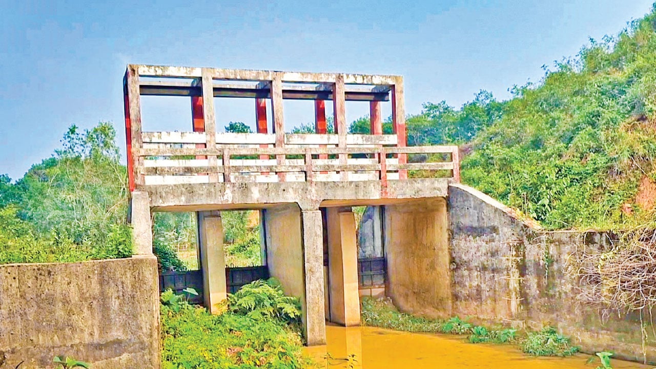 রাজনগরে কৃষকের গলার কাঁটা দুটি স্লুইস গেট
