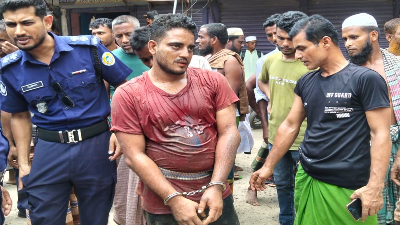 চাঁদা নিতে এসে যুবক আটক, পুলিশে সোপর্দ