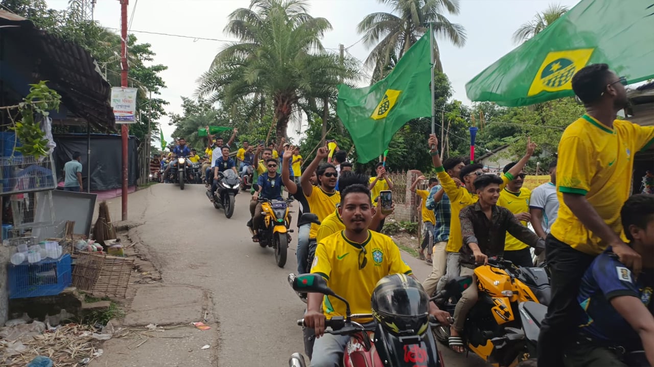 রাজাপুরে ব্রাজিল সমর্থকদের বর্ণাঢ্য শোভাযাত্রা