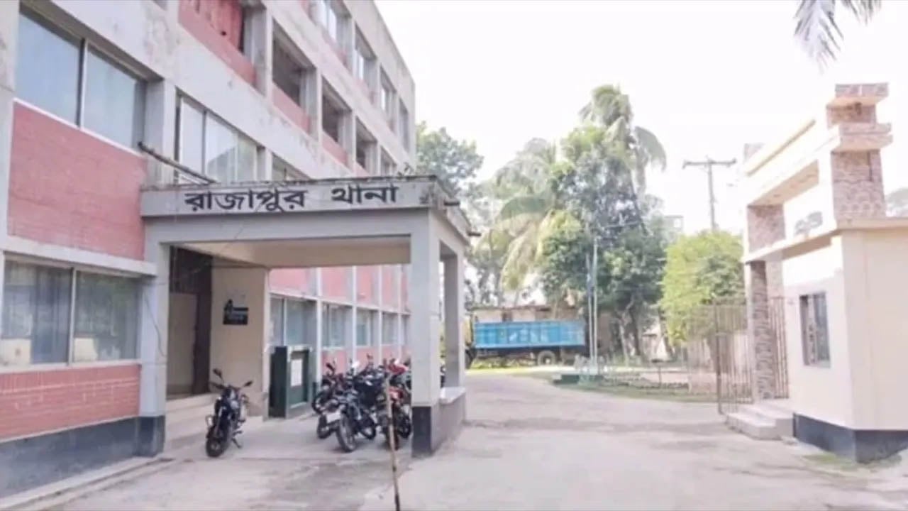 রাজাপুরে দরজা ভেঙে কলেজ ছাত্রীর ঝুলন্ত লাশ উদ্ধার