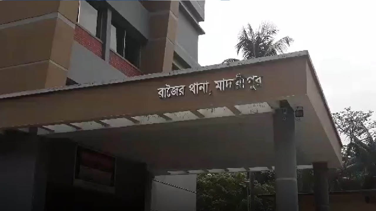 রাজৈরে অগ্নিকাণ্ডে গরুসহ ৯টি ঘর পুড়ে ছাই