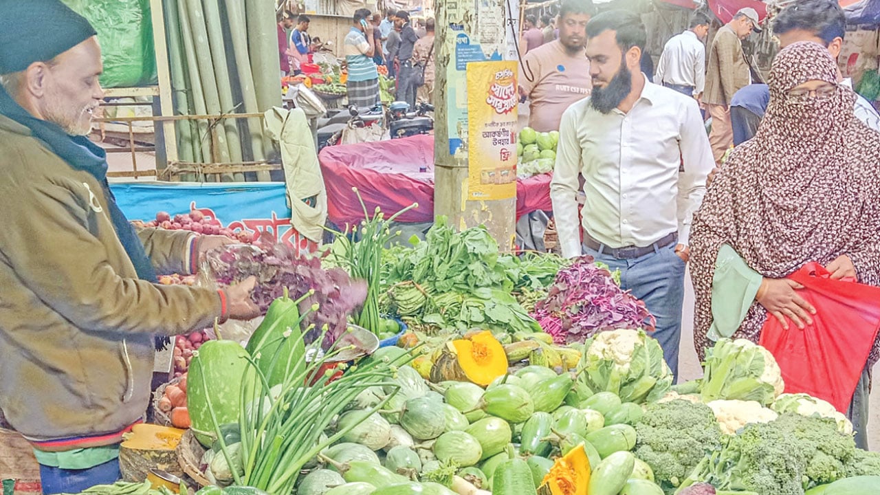 নিত্যপণ্যের মূল্যবৃদ্ধিতে রাজশাহীর নিম্ন ও মধ্যবিত্তরা চাপে