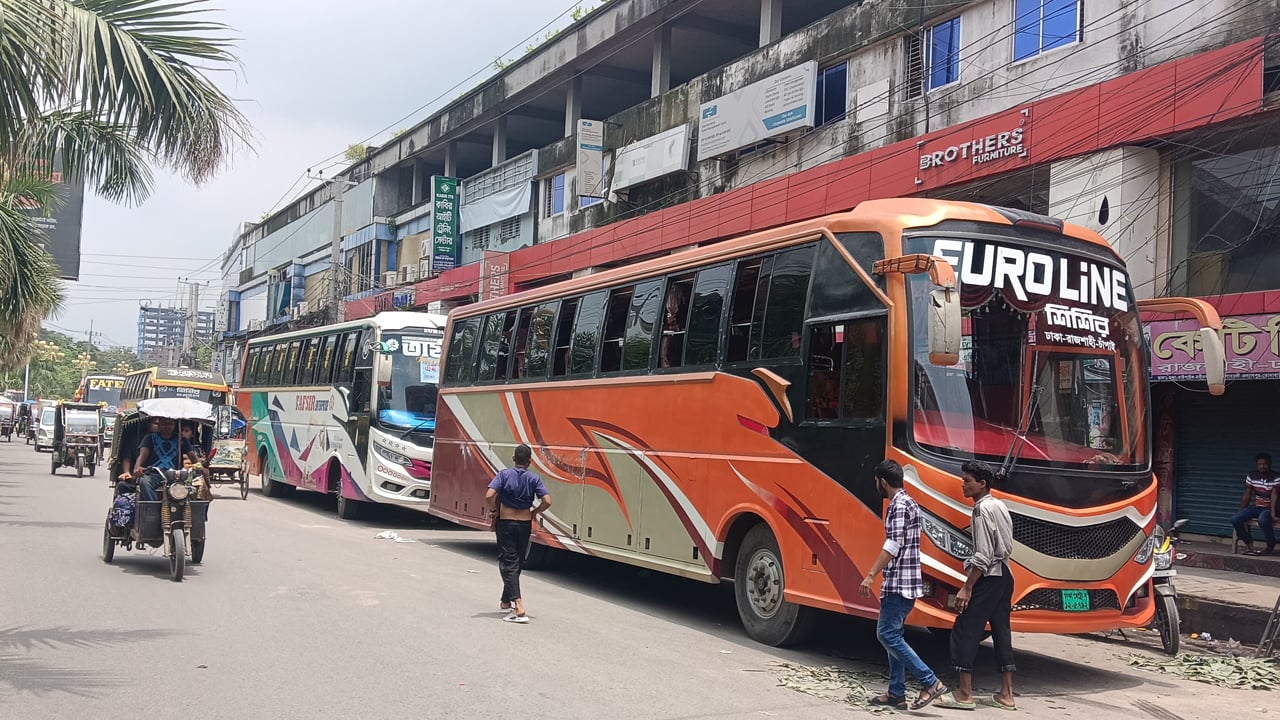 রাজশাহীর সঙ্গে সারা দেশের বাস চলাচল বন্ধ