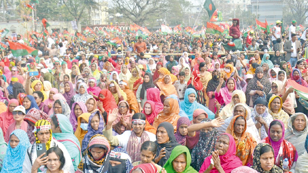 নারী ভোটারের মন জয়ে দ্বারে দ্বারে ছুটছেন নেতারা
