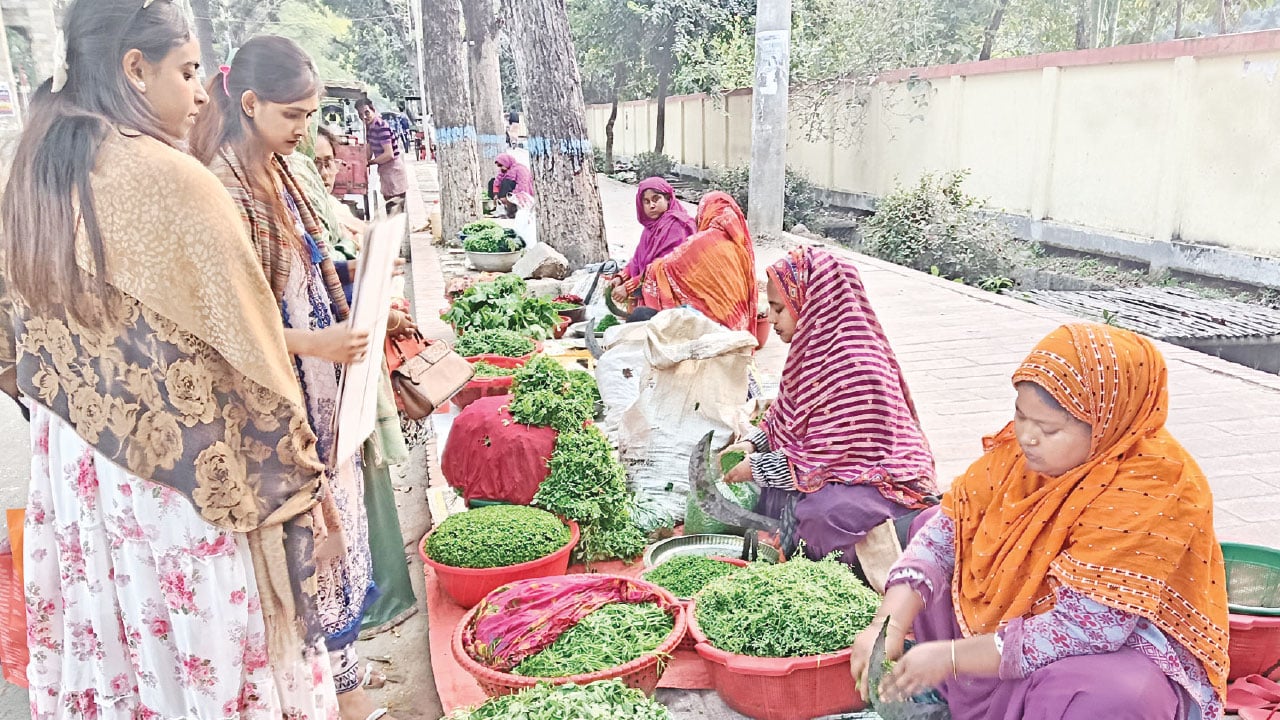 রাজশাহীতে নারীদের শাকের বাজার