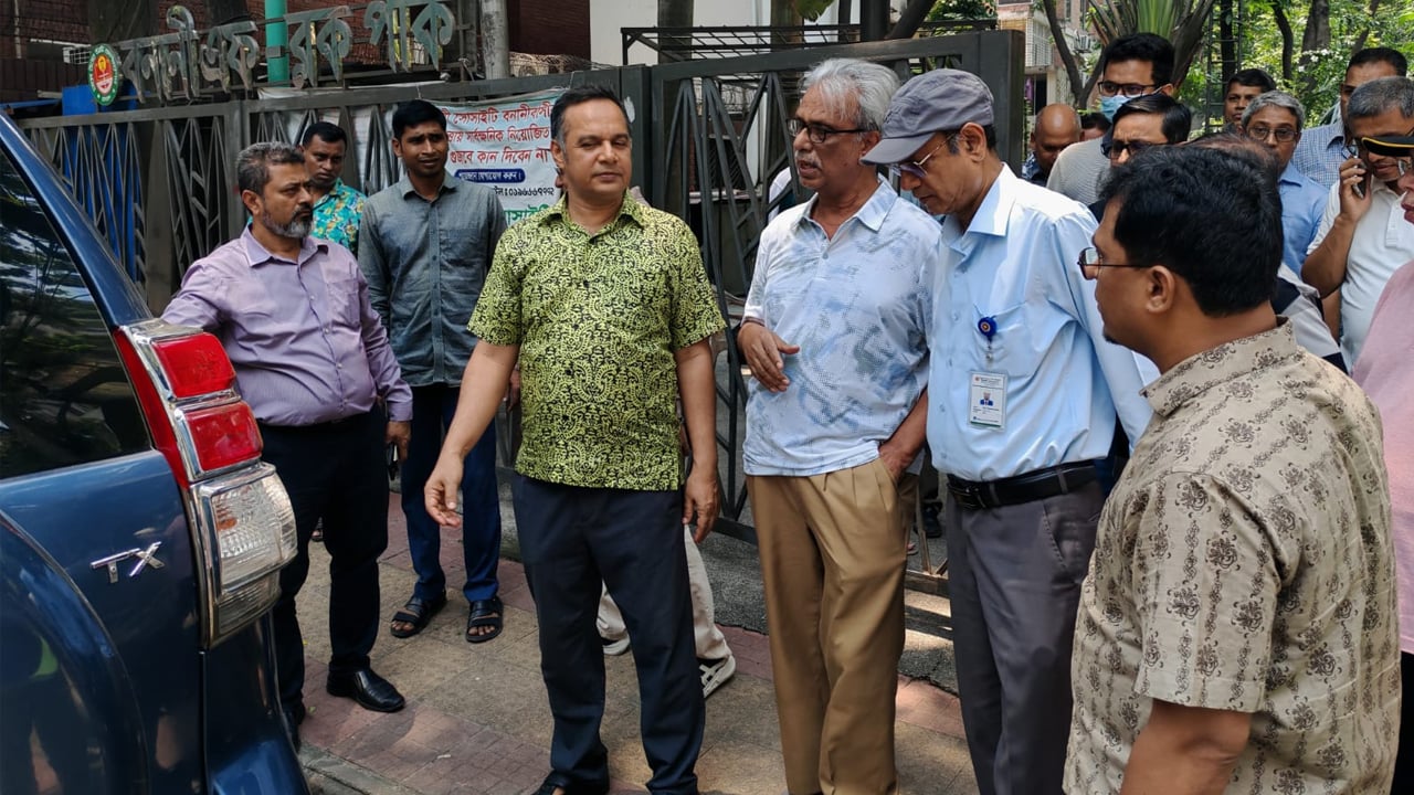 বাসিন্দাদের অভিযোগ শুনলেন রাজউক চেয়ারম্যান