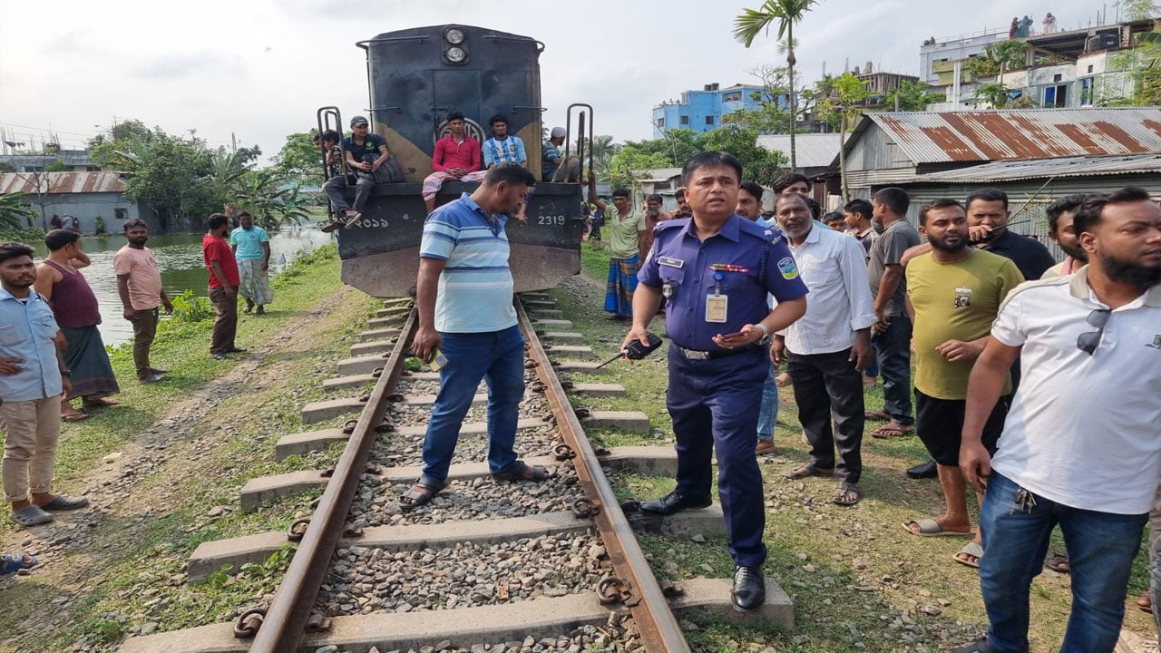জলাবদ্ধতার প্রতিবাদে রেলপথ অবরোধ