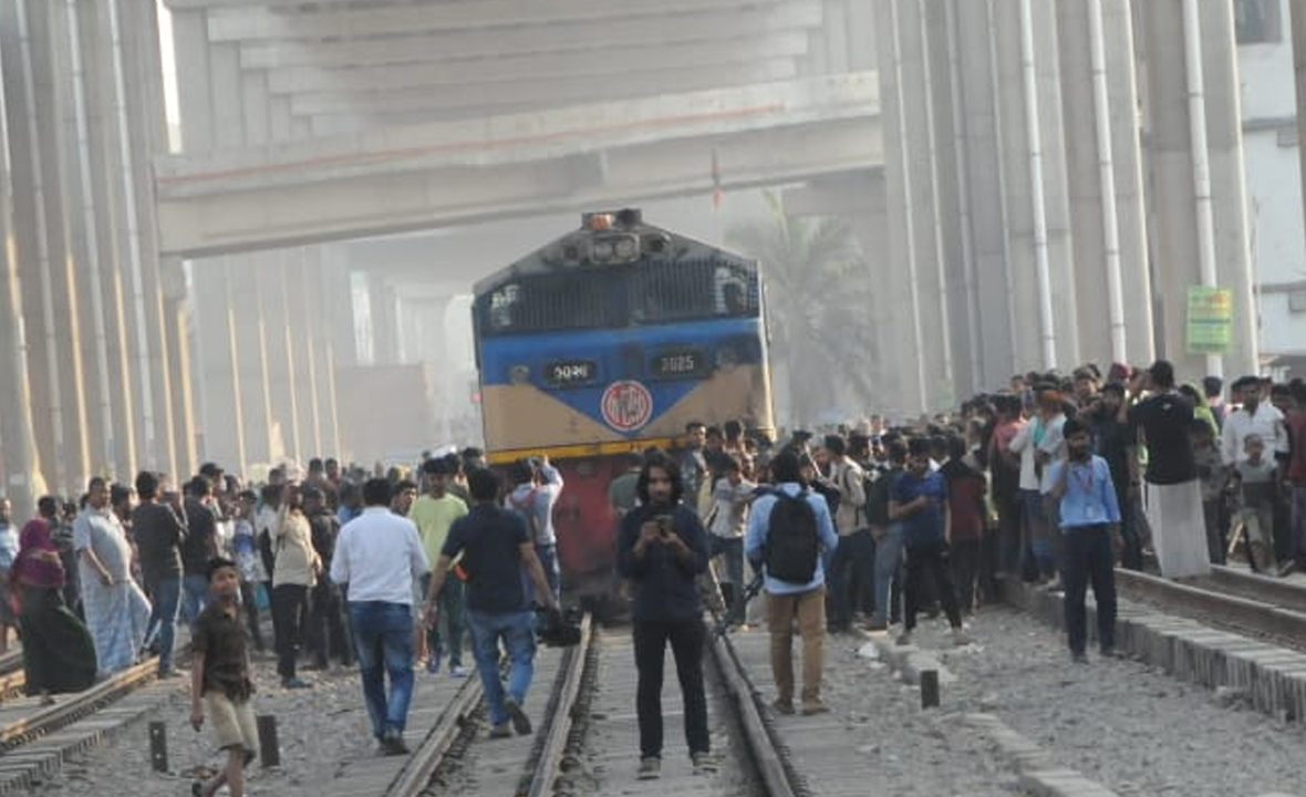 মহাখালী রেলপথ অবরোধ তিতুমীর শিক্ষার্থীদের