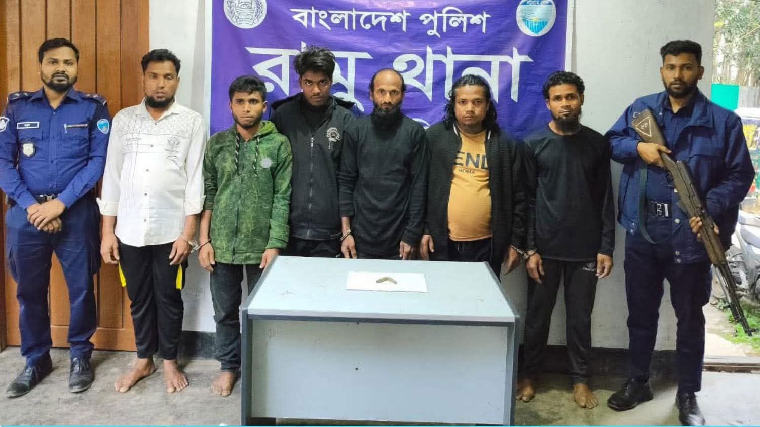 রামুতে জি-৪ রাইফেলের গুলিসহ ৬ রোহিঙ্গা গ্রেপ্তার