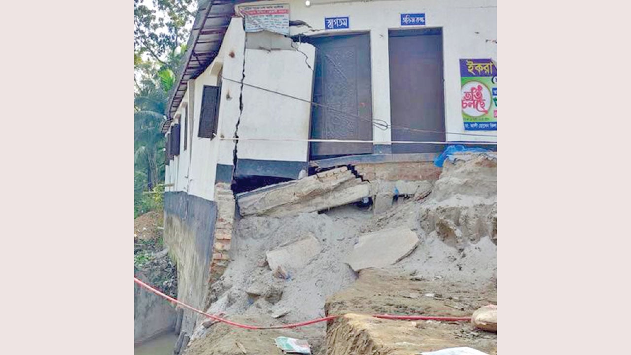 রামগঞ্জে ঠিকাদারের গাফিলতিতে ধসে গেছে মাদরাসা ভবন