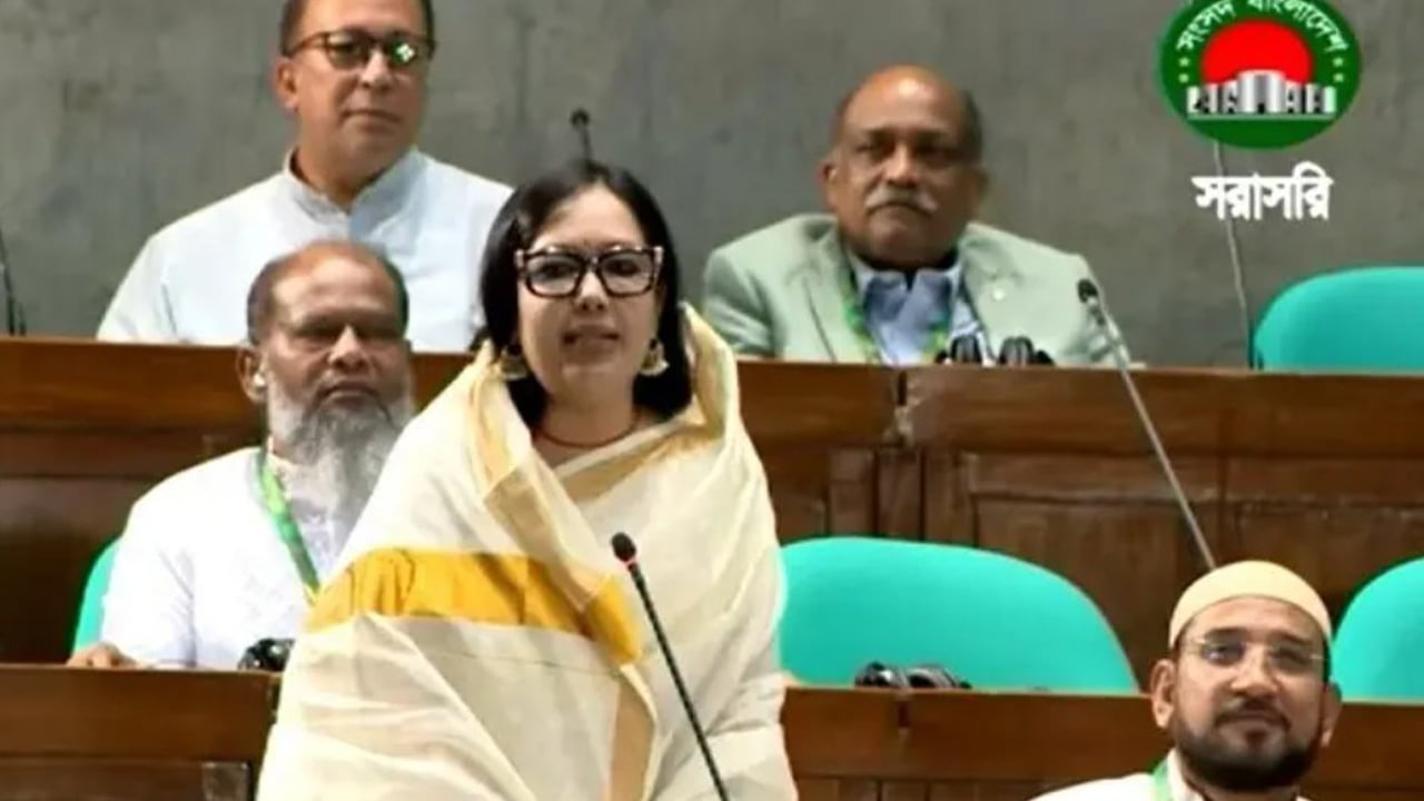 তেলের জন্য তিন কিমি লম্বা লাইন সরকারের হেলদোল নাই