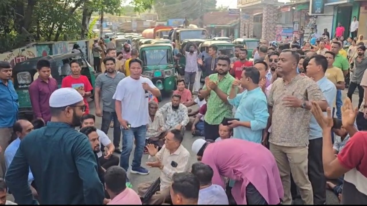 পার্বত্য মন্ত্রীর পদত্যাগে রাঙামাটিতে সড়ক অবরোধ করে বিক্ষোভ