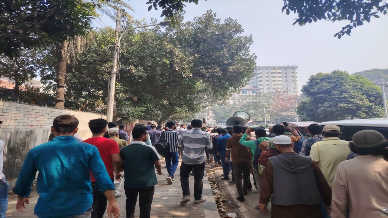 রাষ্ট্রপতি চুপ্পুর পদত্যাগের দাবিতে উত্তাল ধানমন্ডি ৩২ নম্বর