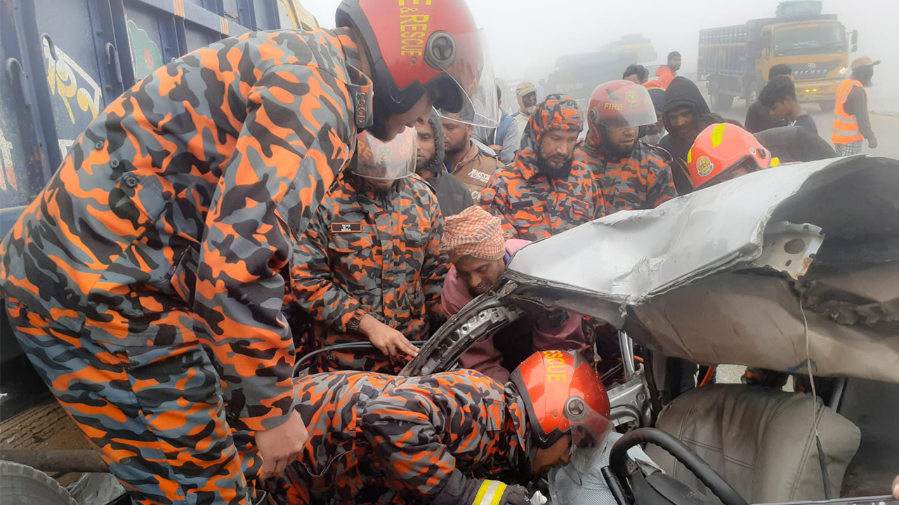প্রাইভেটকারে ট্রাকের ধাক্কা, প্রাণ গেল ৫ জনের