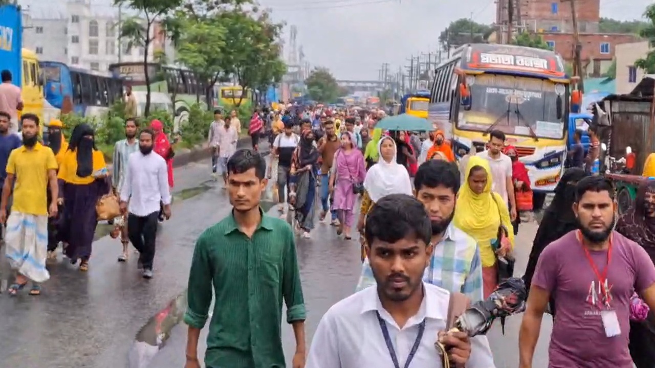 গাজীপুরে শ্রমিকদের মারধর-বাস ভাঙচুর, মহাসড়ক অবরোধ