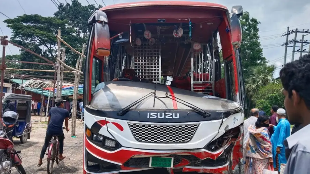 ঈদে ফেরা হলো না ঘরে, সড়কেই নিভল এক পরিবারের ৩ জনের প্রাণ
