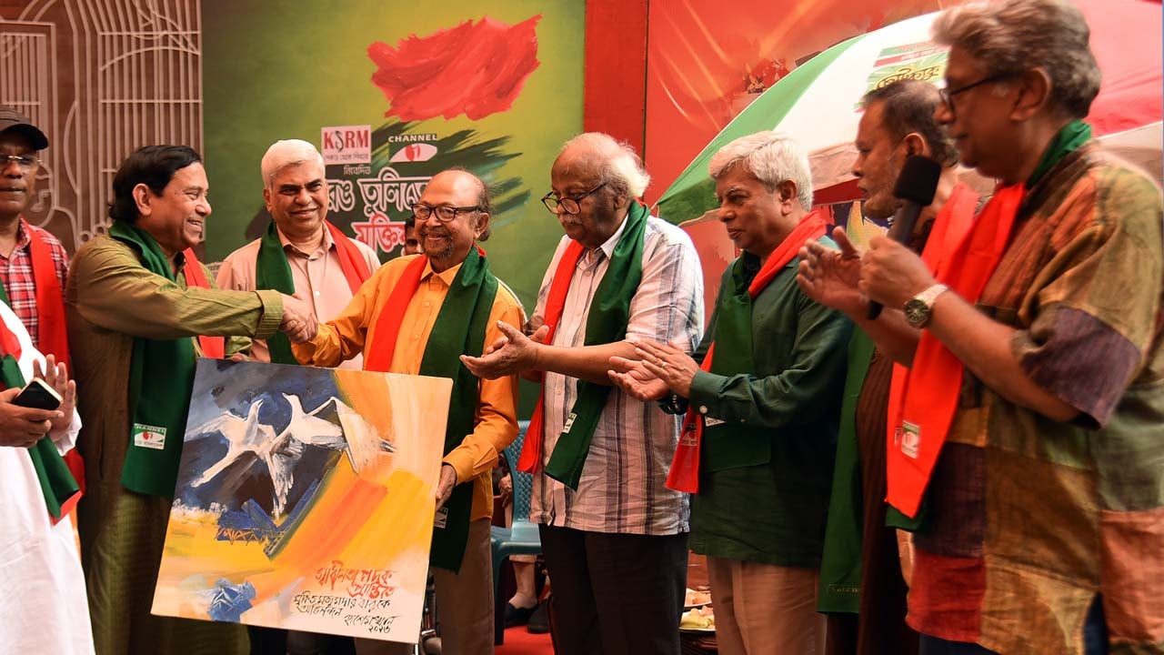 কথা সুর ও ক্যানভাসে ফুটে উঠল মুক্তিযুদ্ধের বাংলাদেশ