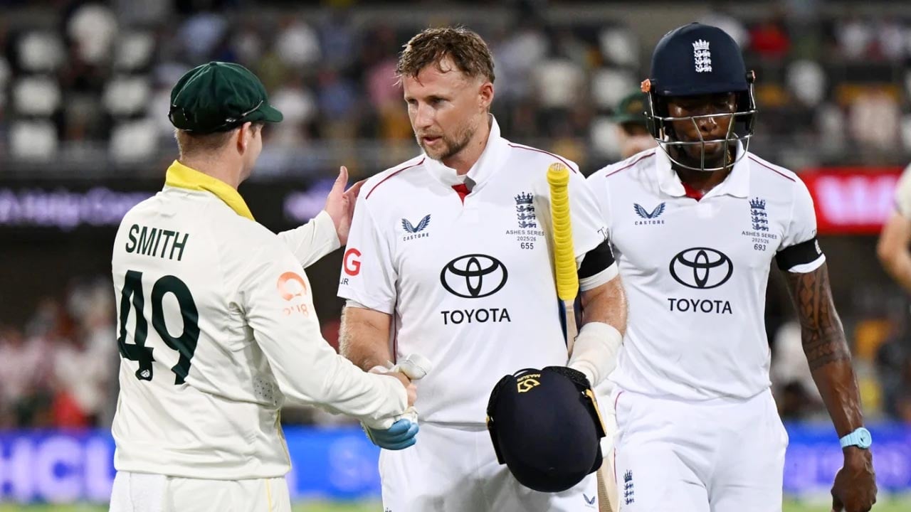 ৩৩৪ রানে থামল ইংল্যান্ড, রুটের অপরাজিত ১৩৮