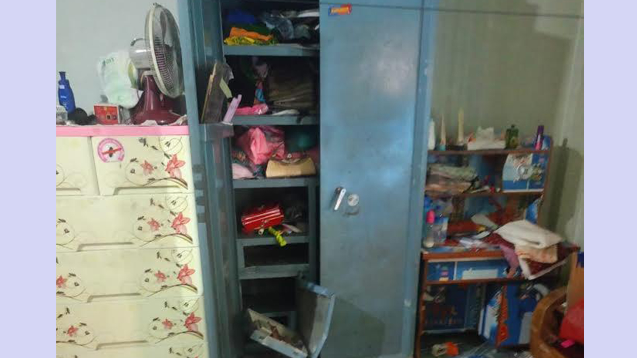 আড়াইহাজারে দুই বাড়িতে ডাকাতি, কয়েক লাখ টাকার মালামাল লুট
