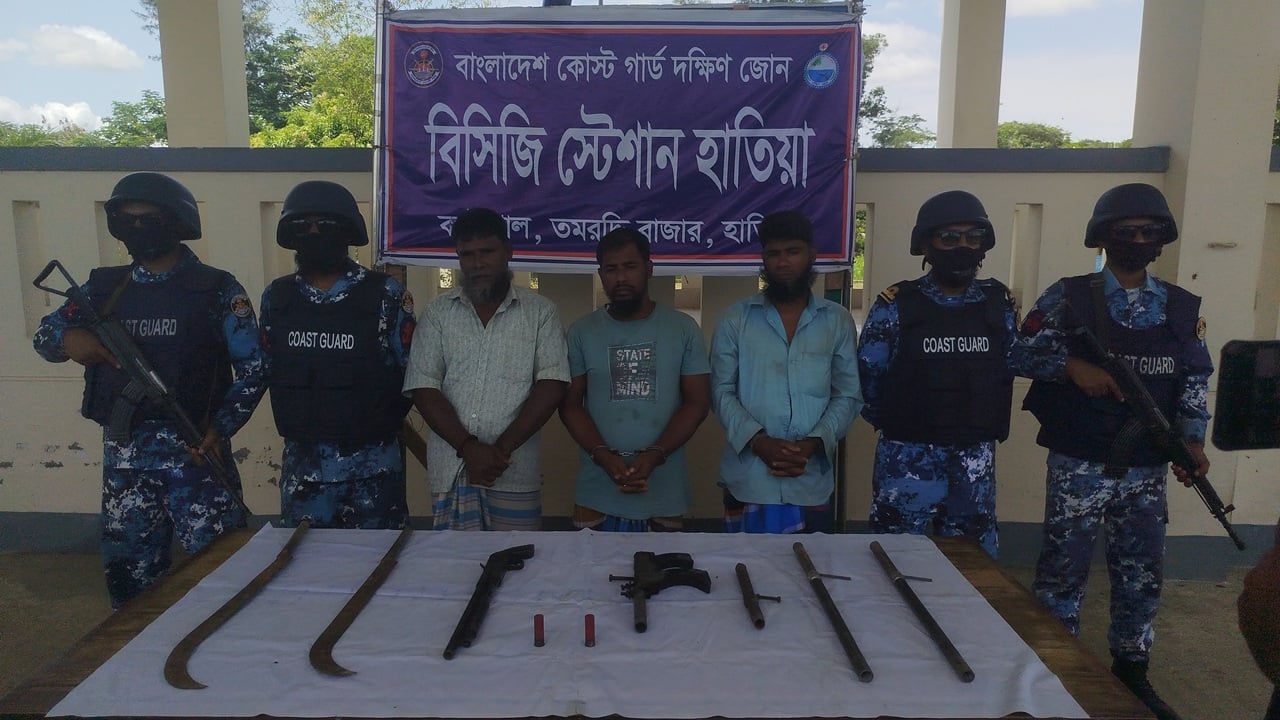 নোয়াখালীর হাতিয়ায় অস্ত্র-গুলিসহ আটক তিন দুর্ধর্ষ ডাকাত