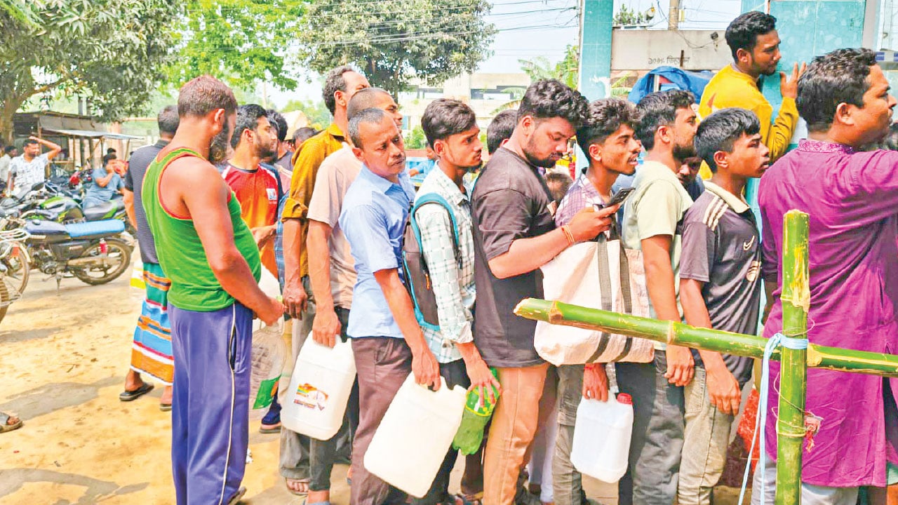 জ্বালানি তেলের সংকট, বোতল নিয়ে পাম্পের সামনে লাইন