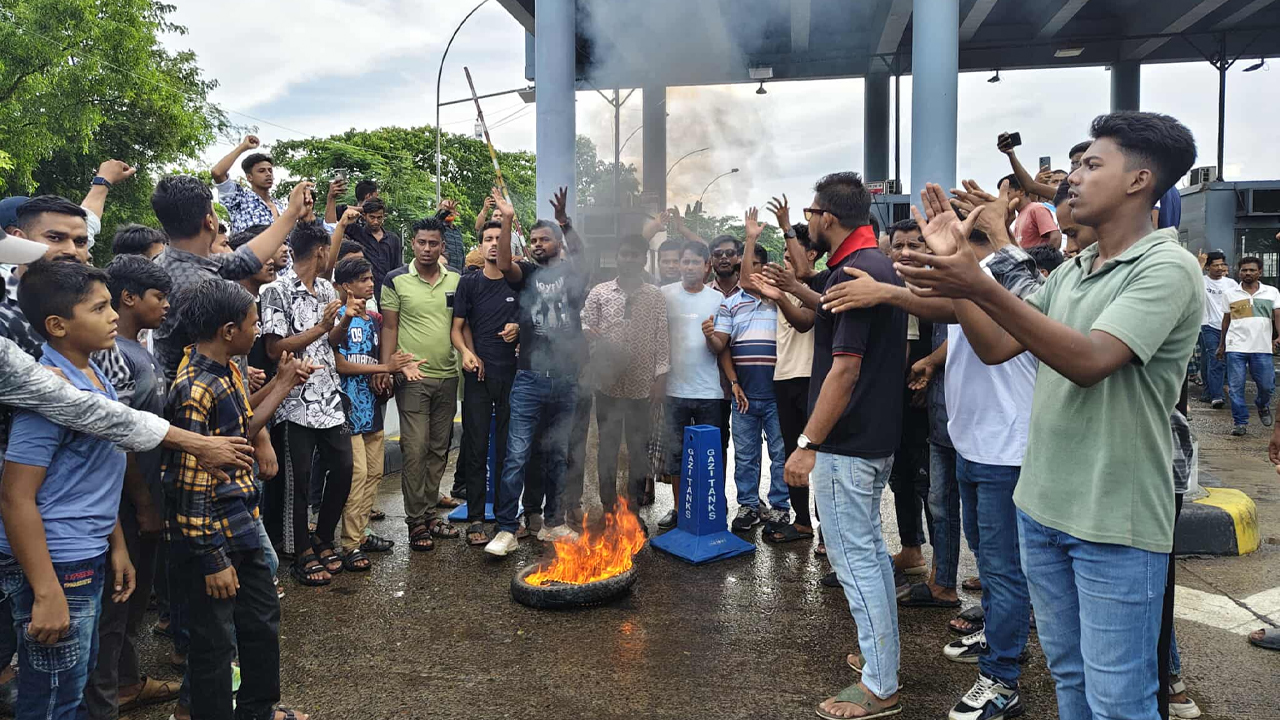 কেএমপি কমিশনারের পদত্যাগ দাবিতে রূপসা সেতু ব্লকেড