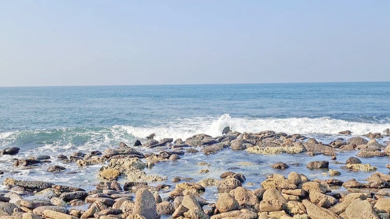 নীল দিগন্তে নোনা পানি আর প্রবালের মিতালি