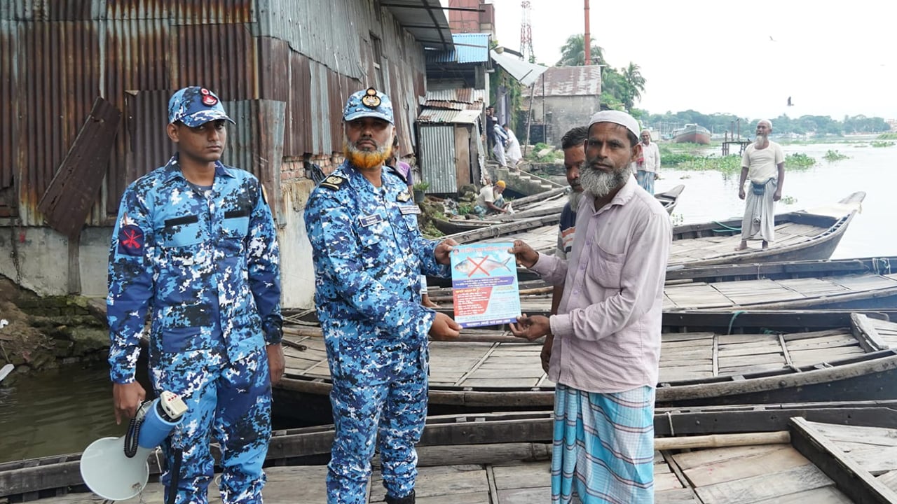 ‘মা ইলিশ’ রক্ষায় টহলের পাশাপাশি চলছে প্রচারণা
