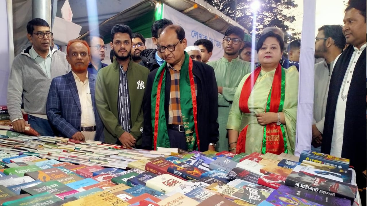 মোবাইল আসক্তি দূর করতে তরুণদের ইতিবাচক কাজ করতে হবে