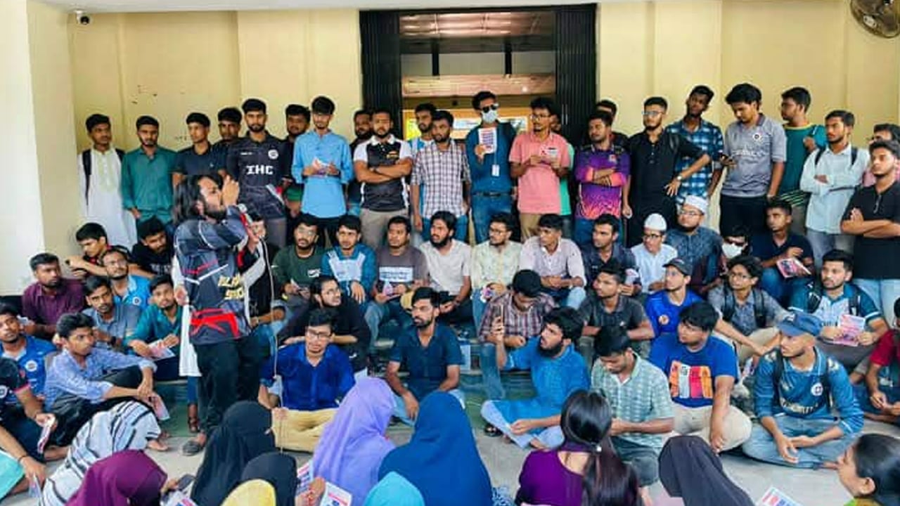রাবি প্রশাসনের আশ্বাসে আন্দোলন স্থগিত