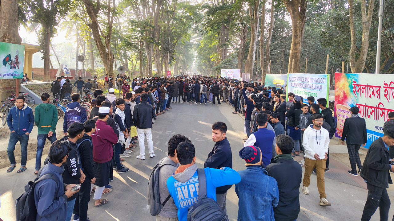 রাবির হল থেকে পোড়ানো কোরআন উদ্ধার, প্রতিবাদে বিক্ষোভ