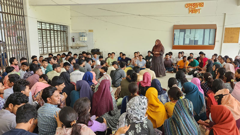 রাবির ফোকলোর বিভাগ সংস্কারের দাবিতে শিক্ষার্থীদের অনশন