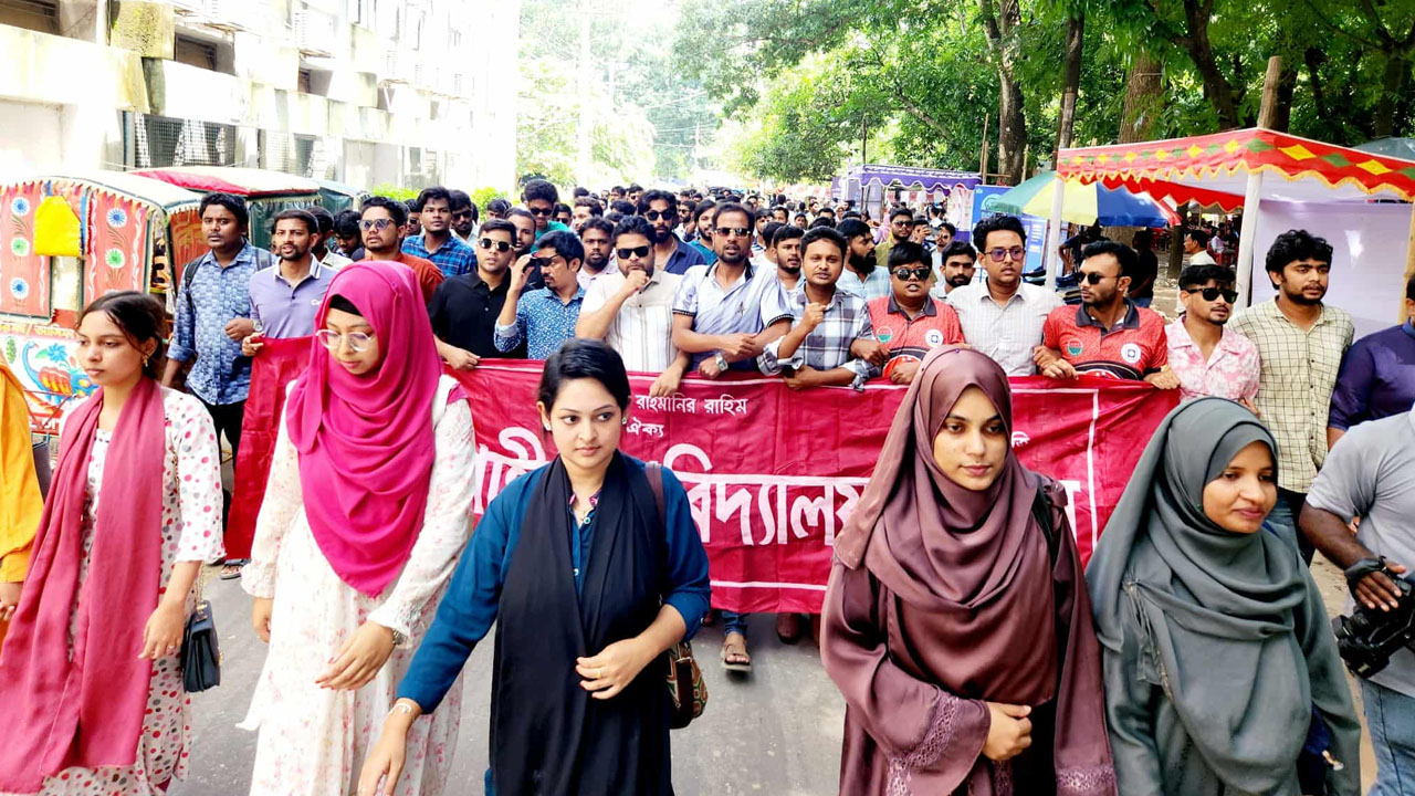 রাকসুতে প্রথম বর্ষের শিক্ষার্থীদের বাদ দেয়ার প্রতিবাদে ছাত্রদলের বিক্ষোভ