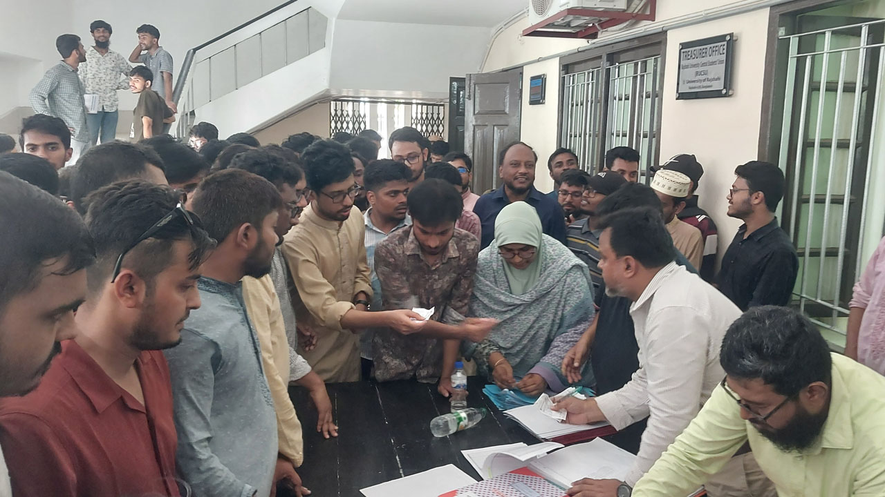 ফের রাকসুর মনোনয়নপত্র বিতরণ শুরু