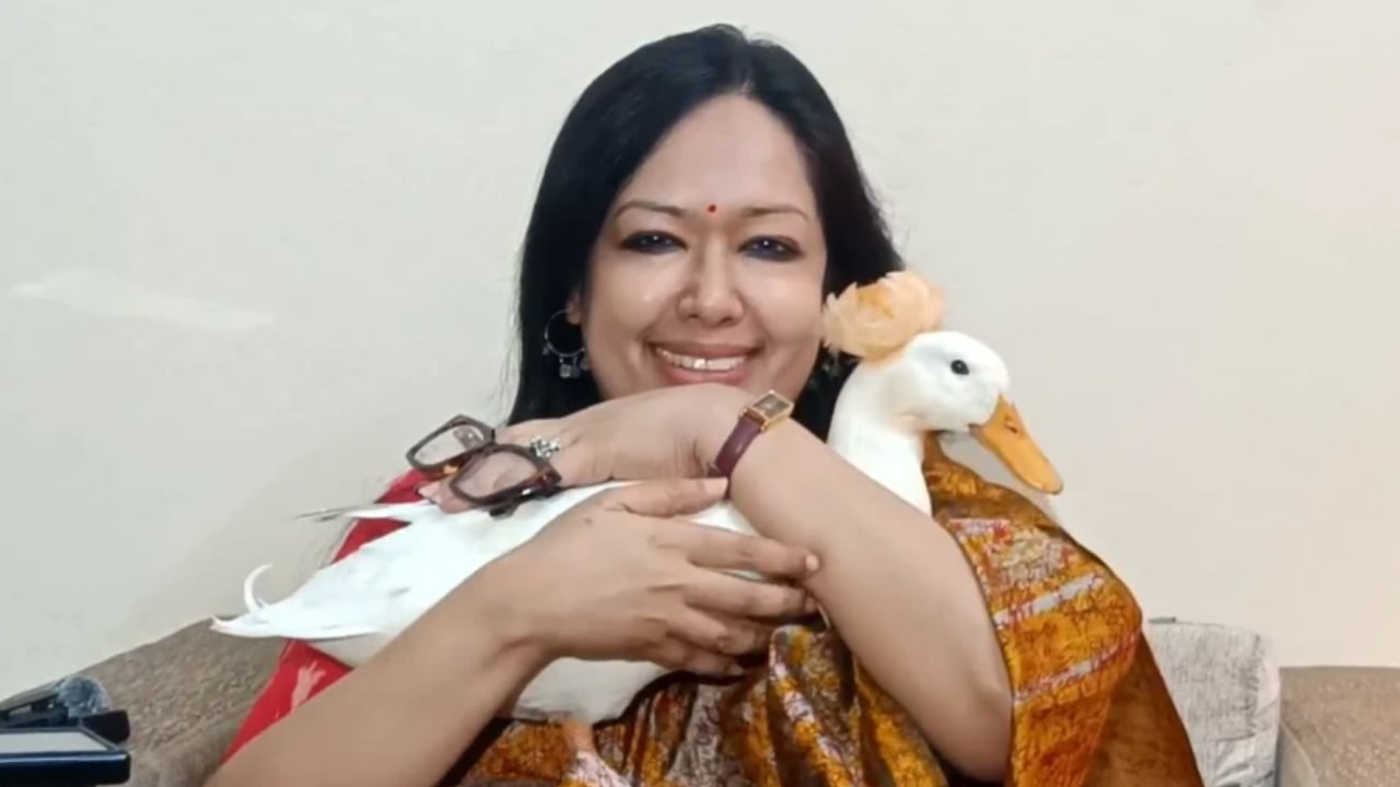 ভোটে জিতে হাঁস কোলে নিয়ে সংবাদ সম্মেলনে এসে যা বললেন রুমিন ফারহানা