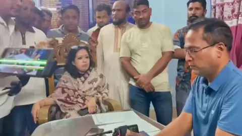 নেতাকর্মী ও সমর্থকদের নিয়ে থানায় রুমিন ফারহানা, ওসির সঙ্গে বাকবিতণ্ডা