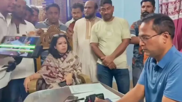 নেতাকর্মী ও সমর্থকদের নিয়ে থানায় রুমিন ফারহানা, ওসির সঙ্গে বাকবিতণ্ডা