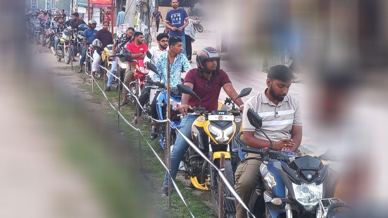 রূপসায় পাম্পে পর্যাপ্ত তেল সরবরাহ না থাকায় চরম ভোগান্তি