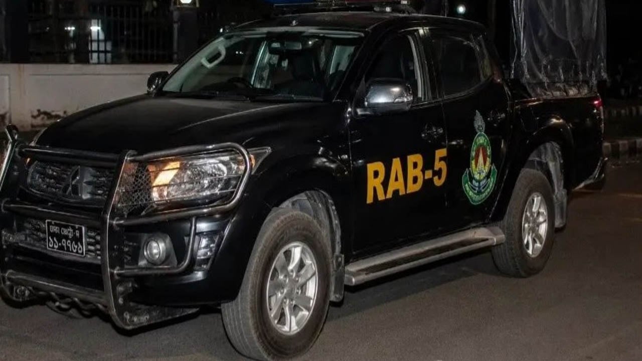 লালপুরে র‍্যাবের ওপর হামলা, আটক ১