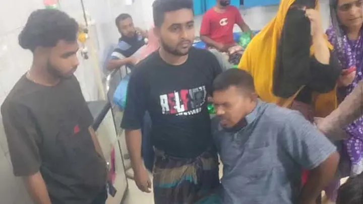 মোহাম্মদপুরে গুলি ও ছুরিকাঘাতে বাবা-ছেলে আহত
