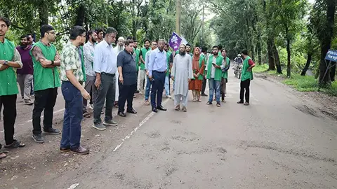 বাস্তব অভিজ্ঞতা নিতে রাস্তা মেরামতের কাজে শাবিপ্রবির শিক্ষার্থীরা