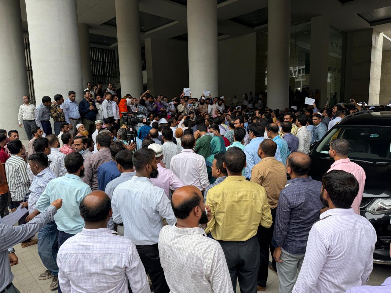 সরকারি কর্মচারী অধ্যাদেশ বাতিলের দাবিতে সচিবালয়ে বিক্ষোভ
