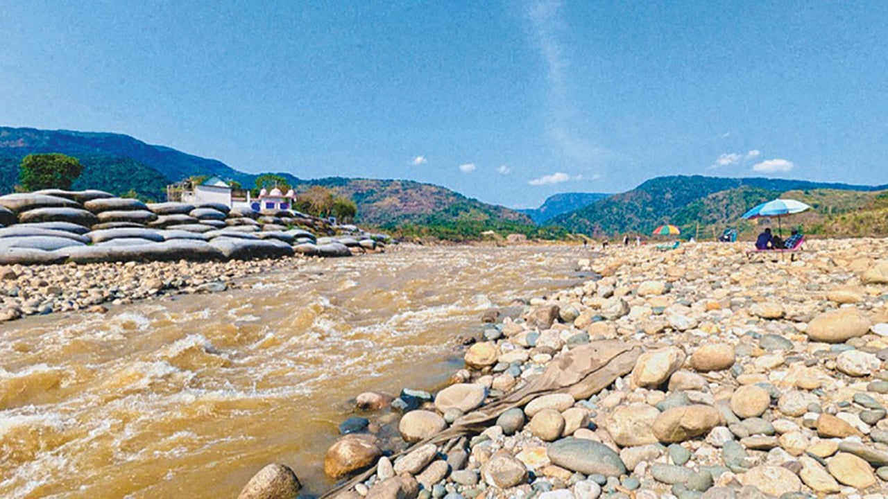 ঈদে পর্যটকদের আকর্ষণ কোম্পানীগঞ্জের সাদাপাথর
