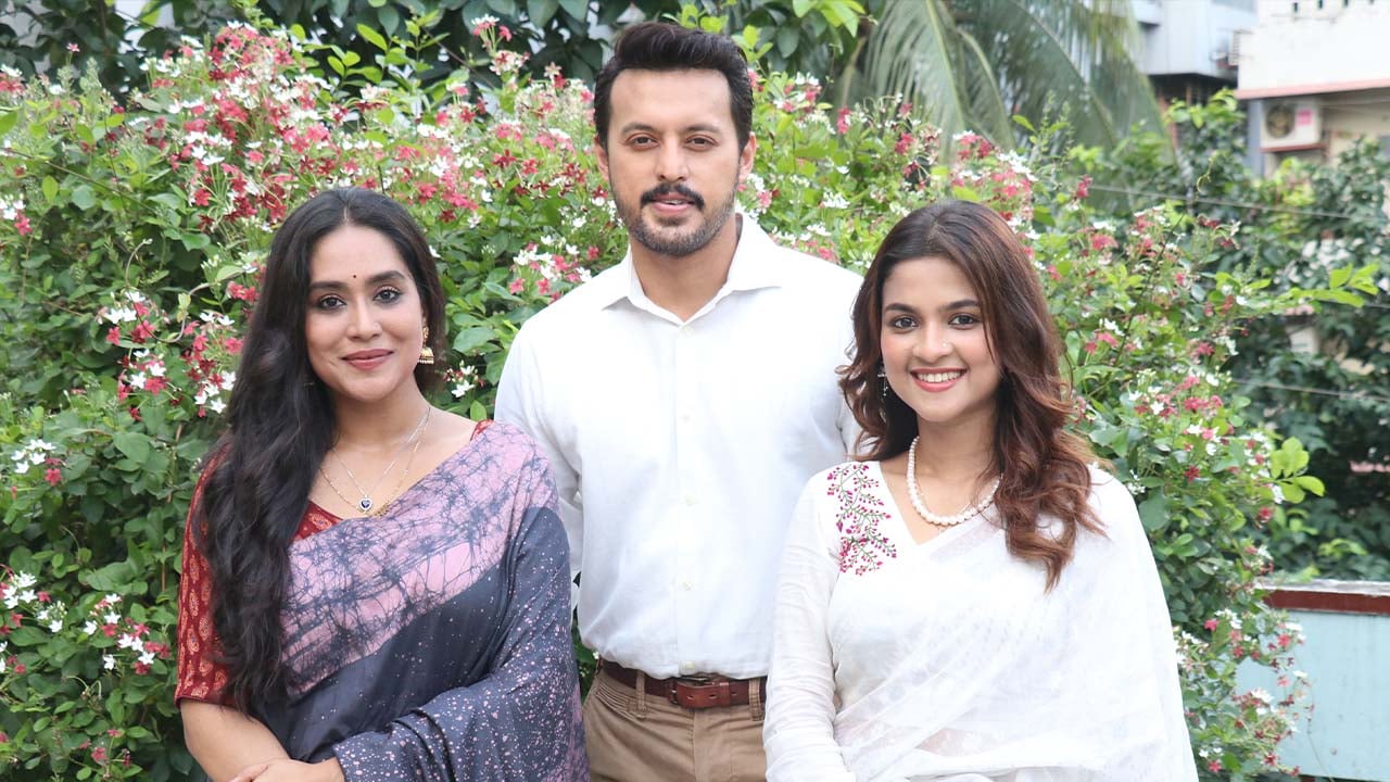 প্রথমবার একসঙ্গে মম, সাজ্জাদ ও সাদিয়া আয়মান