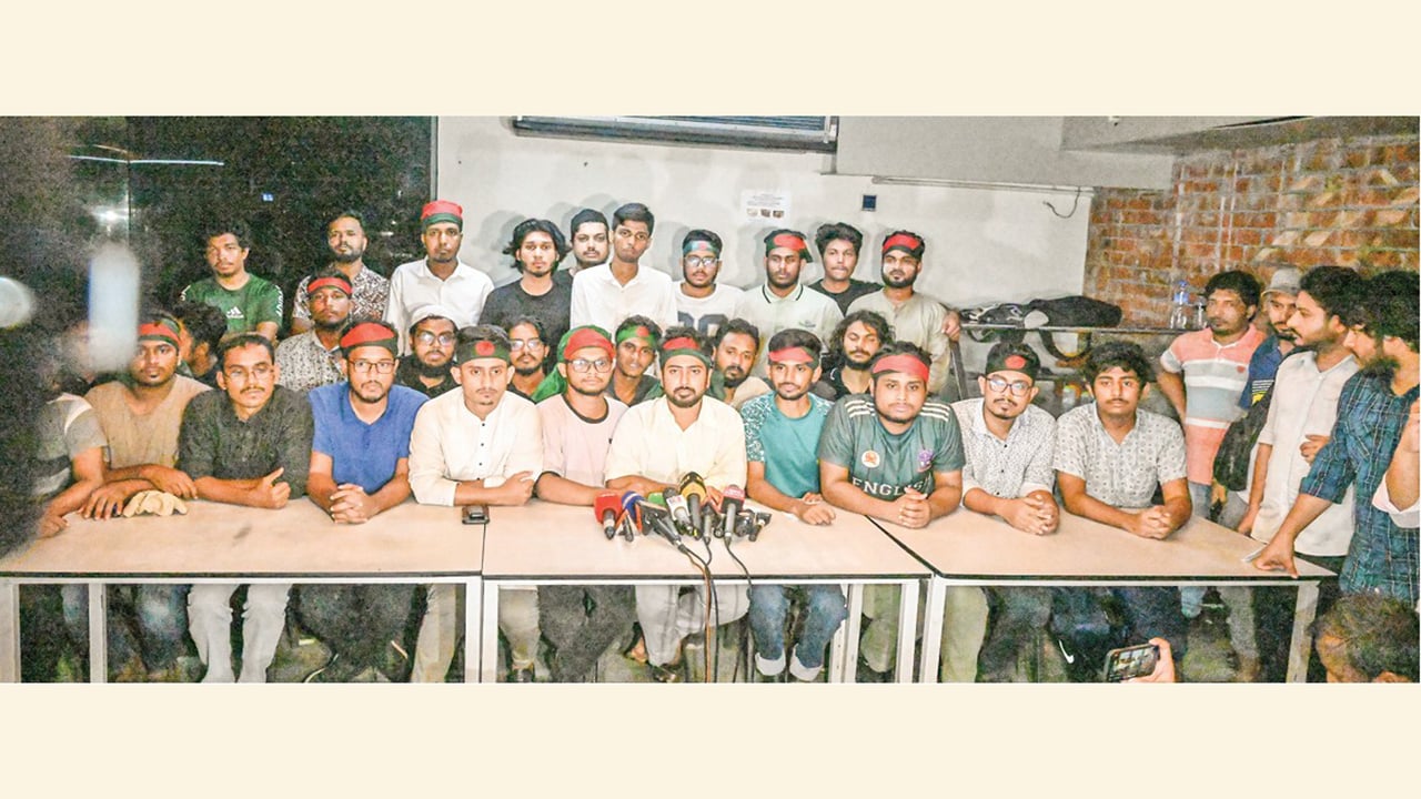 জুলাই বিপ্লবের অন্তরালে : সিদ্ধান্ত, সংকট ও সাহস 
