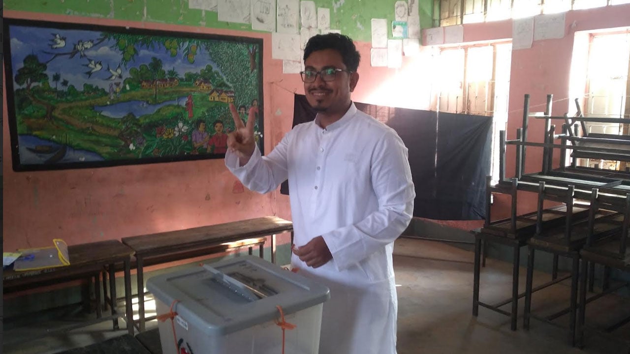 খাগড়াছড়িতে ভোট দিলেন ভিপি সাদিক কায়েম