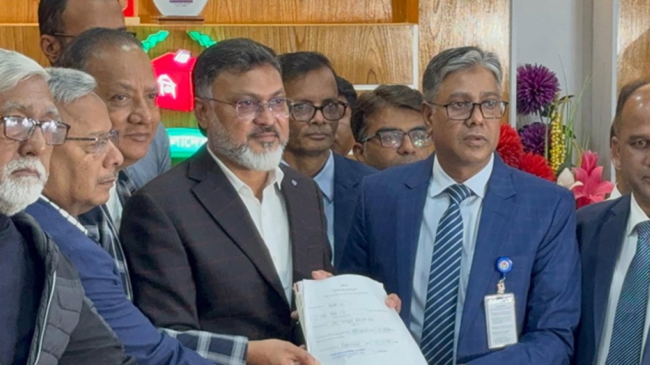 ঢাকা-১৫ আসনে মনোনয়নপত্র জমা দিলেন বিএনপির প্রার্থী মিল্টন