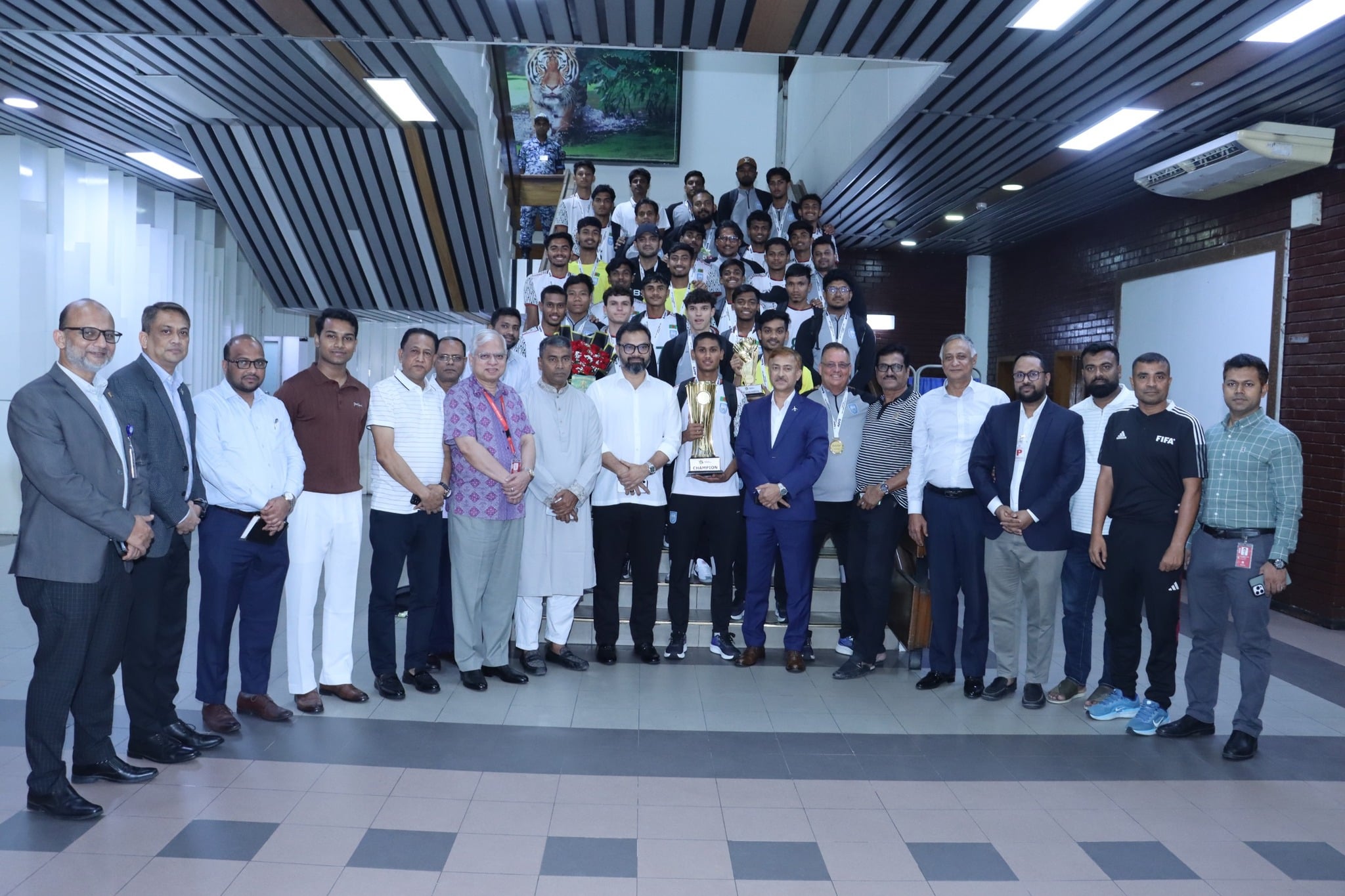 দেশে ফিরে ছাদখোলা বাসে হাতিরঝিলের পথে সাফজয়ী যুবারা