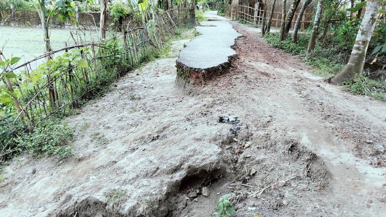সারা দেশেই সড়কের বেহাল দশা, বাড়ছে জনদুর্ভোগ ও দুর্ঘটনা